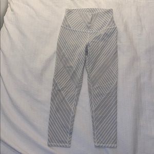 ALO Yoga Capri Leggings